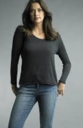 Tempo Paris Basic Long Sleeve V-Neck Knit Tee